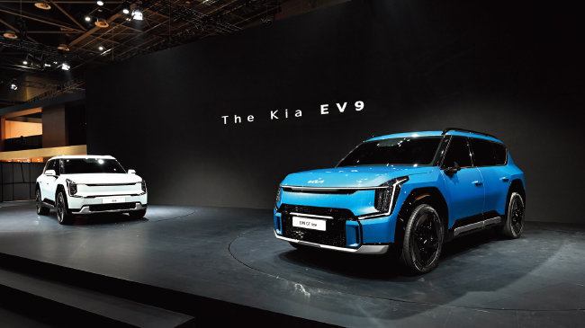 기아는 첫 대형 전동화 SUV 모델인 ‘더 기아 EV9’ 실제 차량을 세계 최초로 공개했다. 왼쪽은 EV9, 오른쪽은 EV9 GT 라인. [기아 제공]