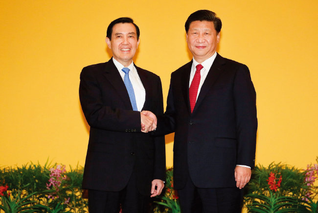 마잉주 전 대만 총통(왼쪽)과 시진핑 중국 국가주석이 2015년 싱가포르에서 열린 양안 정상회담에 앞서 악수하고 있다. [대만 총통실]