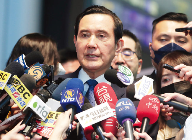마잉주 전 대만 총통이 3월 27일 중국으로 출발하기 전 기자회견을 하고 있다. [뉴시스]