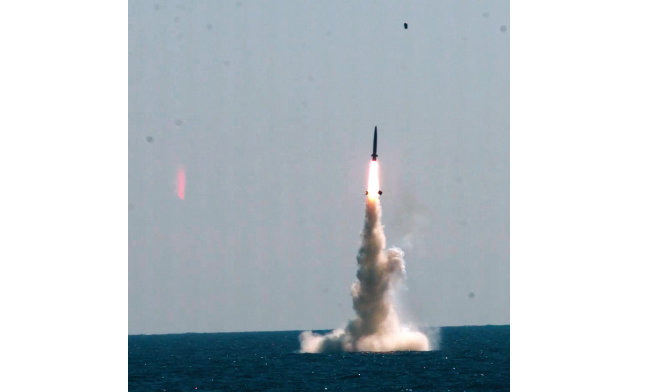 2021년 9월 해군 잠수함 도산안창호함에서 국내 첫 잠수함발사탄도미사일(SLBM) 실사격 훈련이 시행됐다. [국방과학연구소 제공]