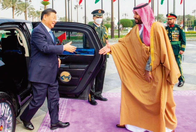 시진핑 중국 국가주석(왼쪽)이 지난해 12월 8일 사우디 왕궁을 방문해 영접 나온 무함마드 빈 살만 왕세자와 인사하고 있다. [SPA]