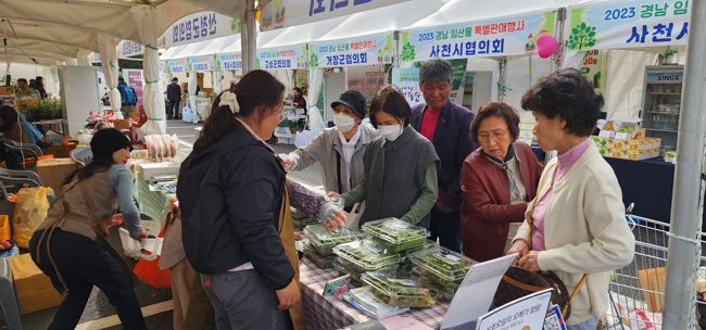 4월 13일 ‘경남 임산물 소비촉진 특판행사’를 찾은 고객들이 제품을 둘러보고 있다. [김형우 기자]
