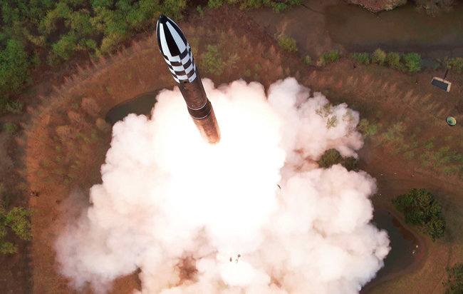 북한은 4월 13일 고체연료 방식의 대륙간탄도미사일(ICBM) ‘화성-18형’ 시험발사에 성공했다.[뉴시스]
