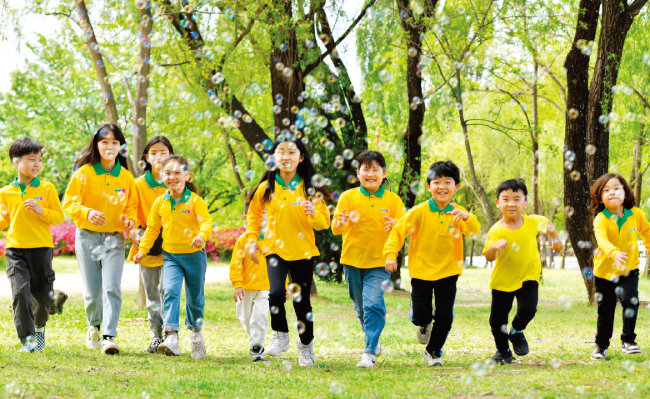 새생명 사랑 가족걷기대회에 참여해 봄 소풍을 즐기는 어린이들.[국제위러브유운동본부 제공]