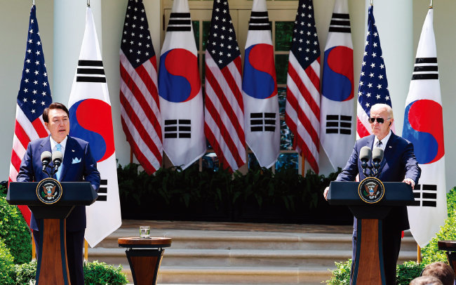 윤석열 대통령(왼쪽)과 조 바이든 미국 대통령이 4월 26일(현지 시간) 워싱턴 D.C. 백악관에서 공동기자회견에 나섰다. [뉴시스]