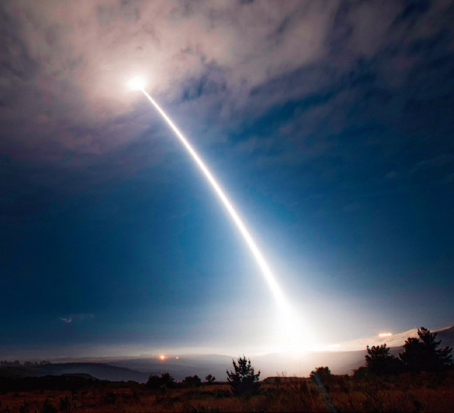 미 공군이 2020년 8월 캘리포니아주 반덴버그 우주군기지에서 대륙간탄도미사일(ICBM) 미니트맨-3를 시험발사하고 있다. [뉴시스]