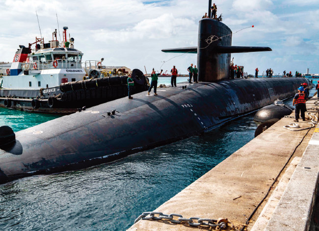 미 해군 태평양함대가 4월 26일(현지 시간) 공개한 전략원자력잠수함 ‘메인’의 괌 기지 입항 모습. [미 해군 제공]