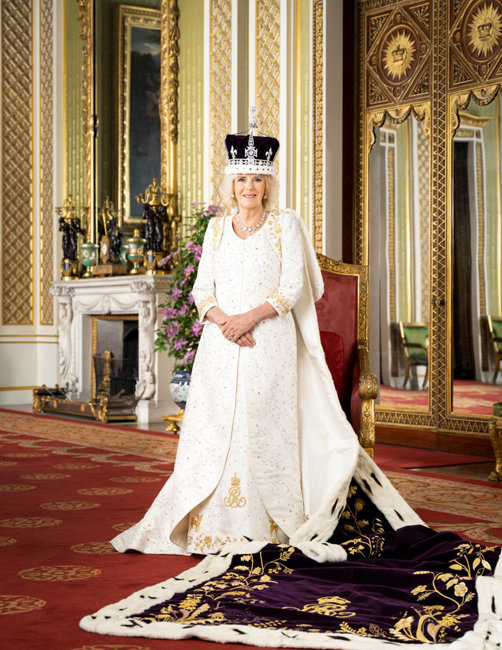 5월 8일(현지 시간) 영국 런던 버킹엄 궁에서 열린 대관식에서 브루스 올드필드의 드레스를 입은 커밀라 왕비. [뉴시스 제공]