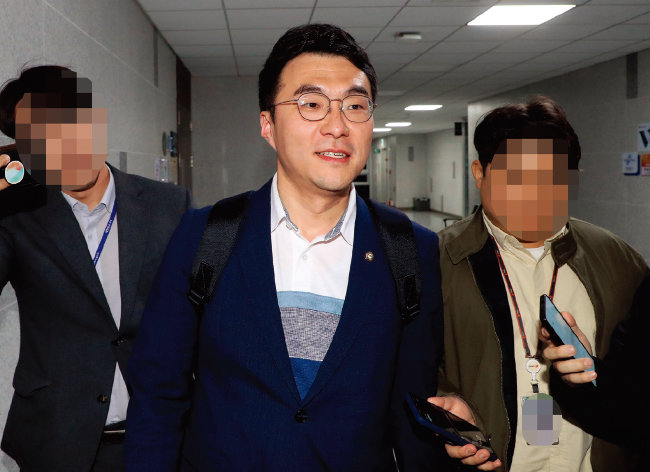 ‘코인 투자 논란’ 중심에 선 더불어민주당 김남국 의원(가운데)이 5월 9일 국회 의원회관 의원실에서 나오고 있다. [동아DB]
