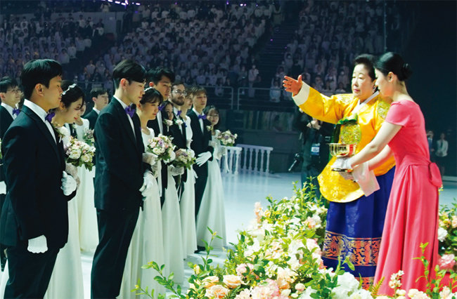 국제합동축복결혼식에서 성수의식을 하는 한학자 가정연합 총재(오른쪽에서 두 번재). [세계평화통일가정연합 제공]