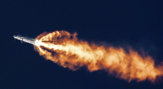 스페이스X가 개발한 로켓 스타십이 4월 20일(현지 시간) 엔진 이상으로 이륙 후 4분 만에 공중에서 폭발했다. [스페이스X]