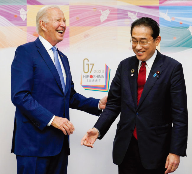 조 바이든 미국 대통령(왼쪽)과 기시다 후미오 일본 총리가 5월 18일 일본 히로시마에서 열린 주요 7개국(G7) 정상회담에 앞서 인사를 나누고 있다. [AP]