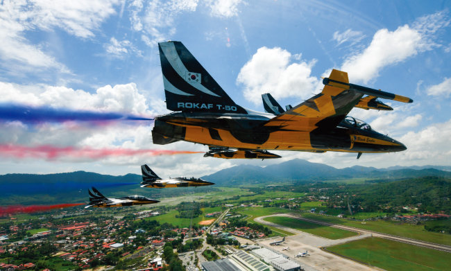 5월 23일 말레이시아 랑카위국제공항에서 한국 공군 특수비행팀 블랙이글스가 에어쇼를 선보였다. [공군 제공]