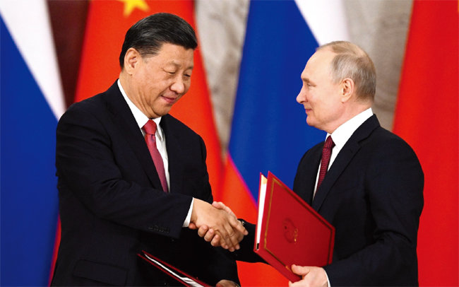 시진핑 중국 국가주석(왼쪽)과 블라디미르 푸틴 러시아 대통령이 3월 21일 정상회담을 갖고 합의 문서를 교환하고 있다. [크렘린궁 제공]