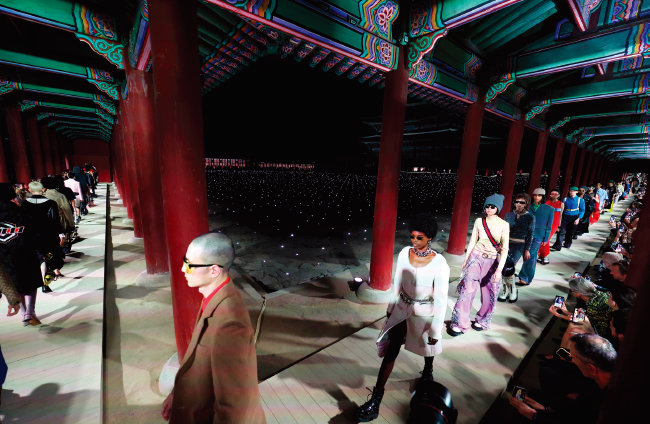 5월 16일 서울 경복궁 근정전에서 열린 구찌의 ‘2024 크루즈 컬렉션’에서 모델들이 런웨이를 걷고 있다. [뉴스1]