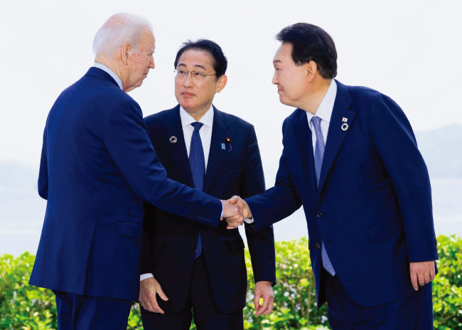 윤석열 대통령(오른쪽)과 조 바이든 미국 대통령(왼쪽), 기시다 후미오 일본 총리가 5월 21일 주요 7개국(G7) 정상회의가 열린 일본 히로시마에서 만나 인사를 나누고 있다. [뉴시스]