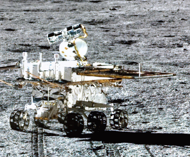 중국 달 탐사선 창어 5호의 무인 로버 위투 2호가 달 표면을 탐사하고 있다. [CSNA 제공]