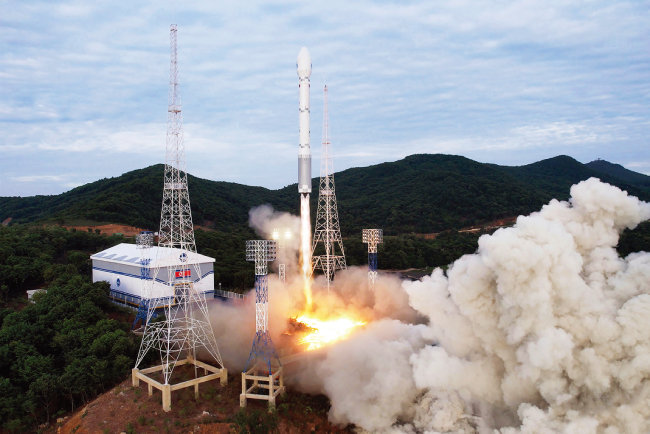 북한이 5월 31일 평안북도 동창리 위성 발사장에서 군사정찰위성 ‘만리경-1호’를 탑재한 천리마-1형 로켓을 발사했다. [뉴시스]