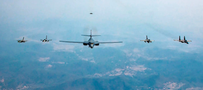 미군 전략폭격기 B-1B(가운데)가 4월 10일 인도군 테야스 전투기들의 호위를 받으며 비행하고 있다. [IAF 제공]