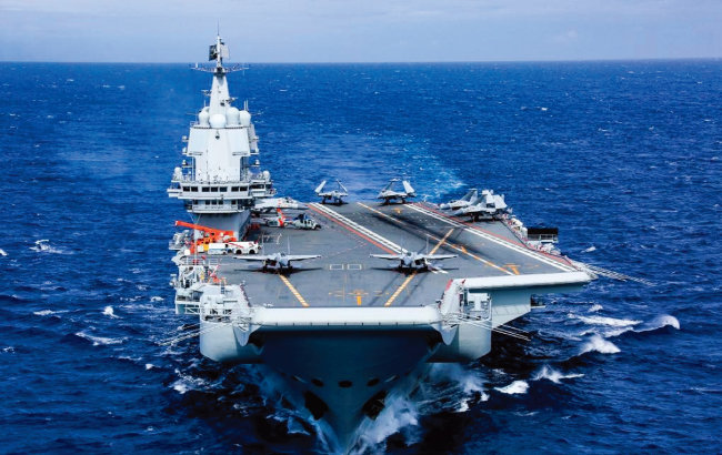 중국 항공모함 산둥함이 4월 괌 인근 해역에서 훈련한 뒤 하이난다오로 돌아가고 있다. [웨이보 캡처]