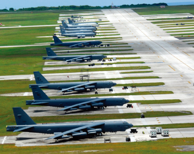 미군 전략폭격기들이 괌 앤더슨 공군기지에 대기하고 있다. [USAF 제공]
