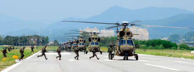 공중강습훈련에 투입된 한국 육군 수리온 기동헬기. [한국항공우주산업 제공]