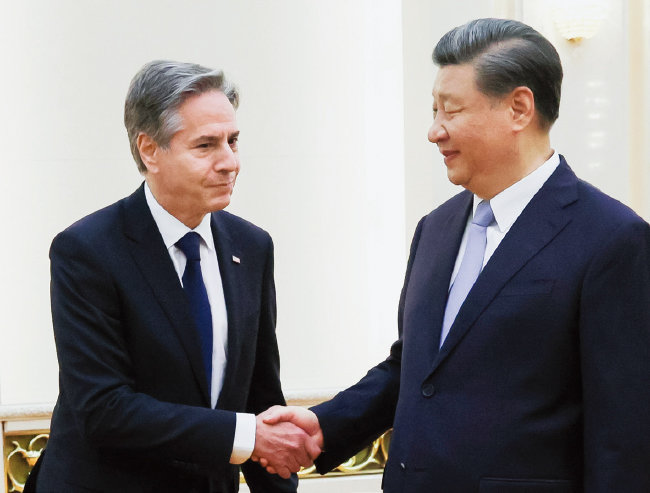 토니 블링컨 미국 국무장관(왼쪽)이 6월 19일 시진핑 중국 국가주석과 만나 악수하고 있다. [뉴시스]