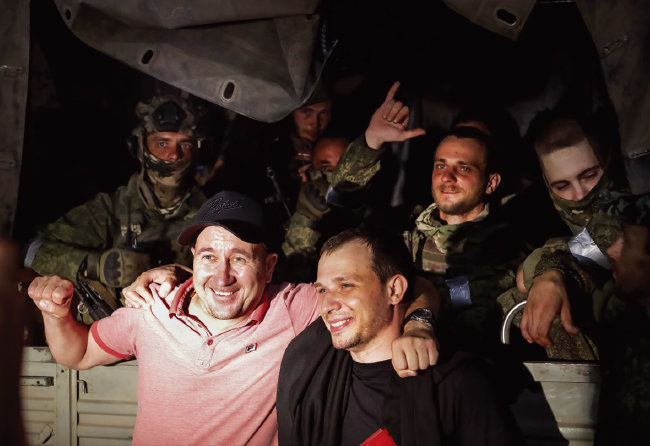 쿠데타 이후 철수하는 바그너그룹 용병들과 러시아 주민들이 기념 사진을 찍고 있다. [뉴시스]