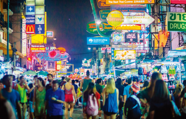 ‘여행자의 베이스캠프’로 불리는 
태국 방콕 카오산 로드. [GettyImages]