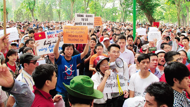 2014년 5월 11일 베트남 국민들이 수도 하노이에서 “남중국해는 자국 바다”라며 반중국 시위를 벌이고 있다. [wikipedia]