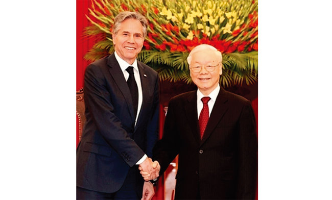 토니 블링컨 미국 국무장관(왼쪽)이 4월 15일 베트남 하노이를 방문해 응우옌 푸 쫑 베트남 공산당 서기장과 악수하고 있다. [VNA]