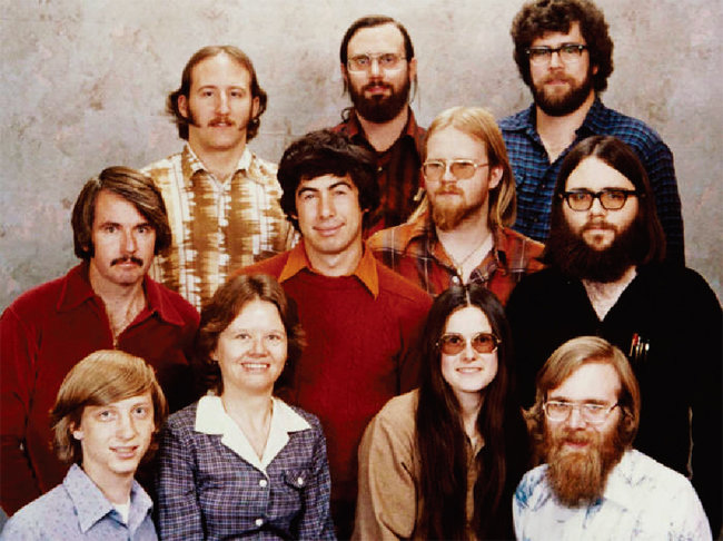 1978년 빌 게이츠(맨 앞줄 왼쪽)와 마이크로소프트 직원들의 단체 사진. [마이크로소프트 제공]