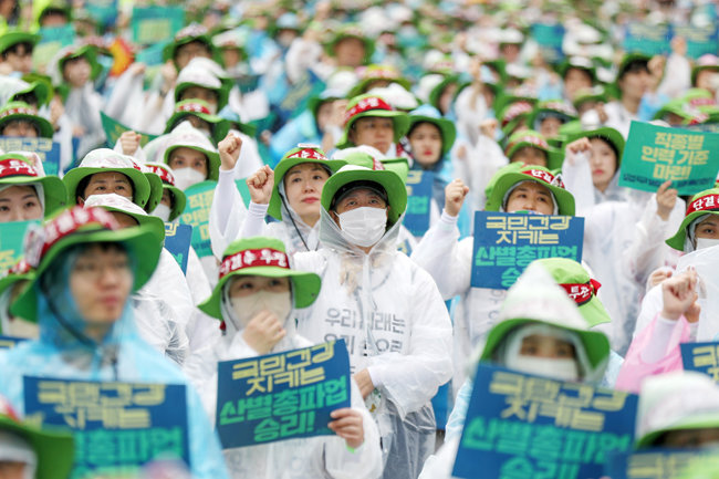 전국보건의료산업노동조합 조합원들이 7월 13일 오후 서울 중구 세종대로 일대에서 총파업 결의 대회를 열었다. [뉴스1]