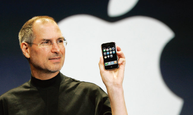 애플 공동창업자 스티브 잡스가 2007년 1세대 아이폰을 공개했다. [뉴시스]