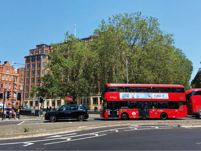 런던의 상징인 빨간색 더블데커(이층 버스)와 블랙캡(택시). [박진희 제공]