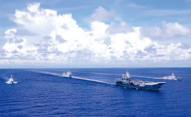 항공모함(항모) 산둥함을 중심으로 훈련 중인 중국 해군 항모 전단. [뉴시스]