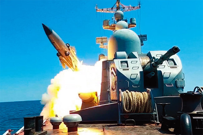 러시아 흑해함대 함정이 7월 21일 순항미사일 발사 훈련을 하고 있다. [러시아 국방부 제공]
