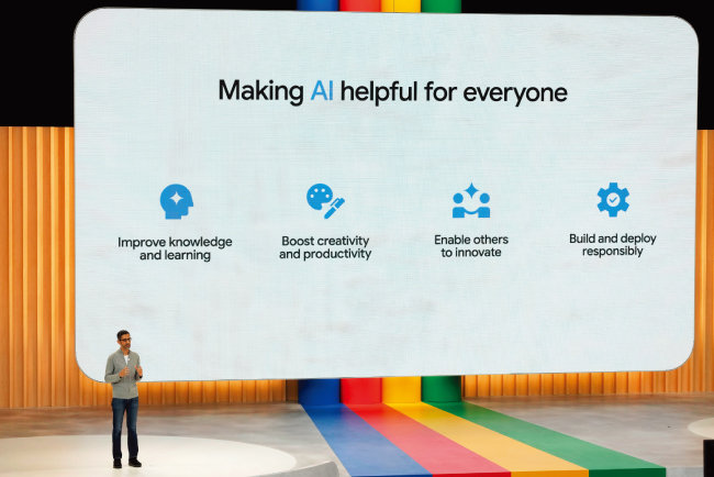 구글 모회사 ‘알파벳’의 순다르 피차이 최고경영자가 5월 10일(현지 시간) 미국 캘리포니아주에서 열린 구글 연례 개발자 회의에서 인공지능(AI) 챗봇 ‘바드’를 공개했다. [뉴시스]