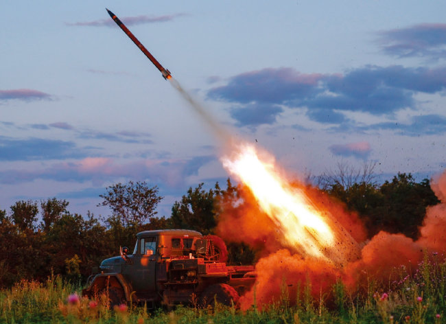 6월 12일 우크라이나 도네츠크주 바흐무트 전선에서 우크라이나군이 러시아군 진영을 향해 다연장로켓포 BM-21 ‘그라드’를 발사하고 있다. [뉴시스]
