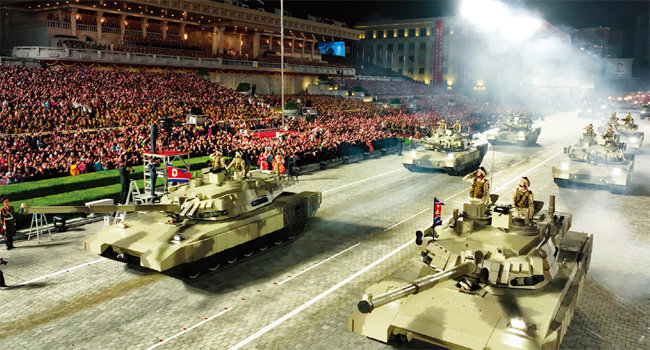 7월 27일 북한군 야간 열병식에
등장한 ‘M-2020’ 전차. [뉴스1]