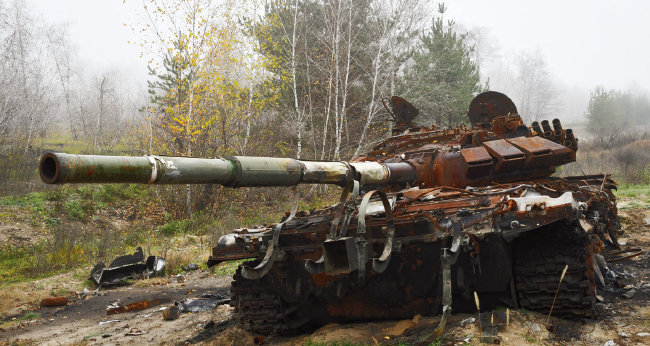 우크라이나군 공격에 파괴된 러시아군 전차. [뉴시스]