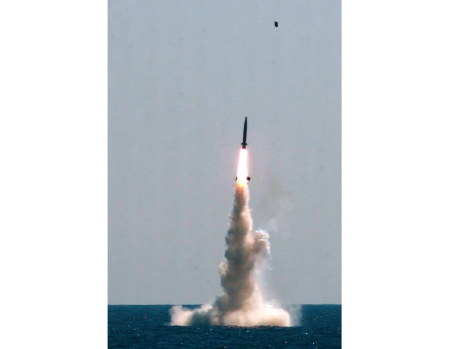 한국 해군 잠수함 도산안창호함에서 2021년 9월 국내 첫 잠수함발사 탄도미사일(SLBM) 실사격 훈련이 실시됐다. [국방과학연구소 제공]
