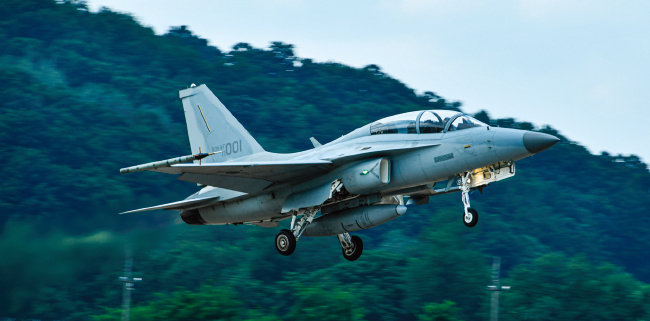 한국 공군 FA-50 전투기가 8월 21일 한미연합연습 일환으로 실시된 방어제공훈련에 참여하기 위해 이륙하고 있다. [공군 제공]