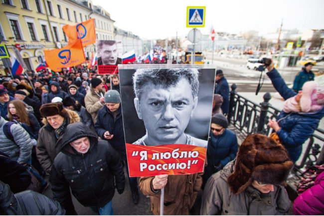 2017년 2월 26일 러시아 국민들이 모스크바에서 보리스 넴초프 전 총리를 추모하며 행진하고 있다. [뉴시스]