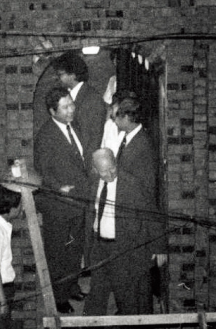 가택연금 해제 직후인 1987년 6월 25일 김대중 전 대통령(왼쪽에서 두 번째)이 동교동 자택에서 나오고 있다. [동아DB]