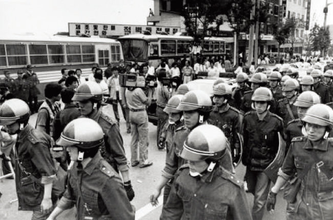 가택연금 해제 전날인 1987년 6월 24일 경찰들이 동교동 일대에 배치됐다. [동아DB]