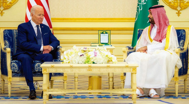 조 바이든 미국 대통령(왼쪽)이 지난해 7월 15일 사우디 리야드 왕궁에서 무함마드 빈 살만 알사우드 사우디 왕세자와 환담하고 있다. [사우디 왕실 제공]