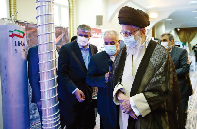 아야톨라 알리 하메네이 이란 최고지도자가 6둴 11일 우라늄 농축 장치를 살펴보고 있다. [이란 최고지도자실 제공]