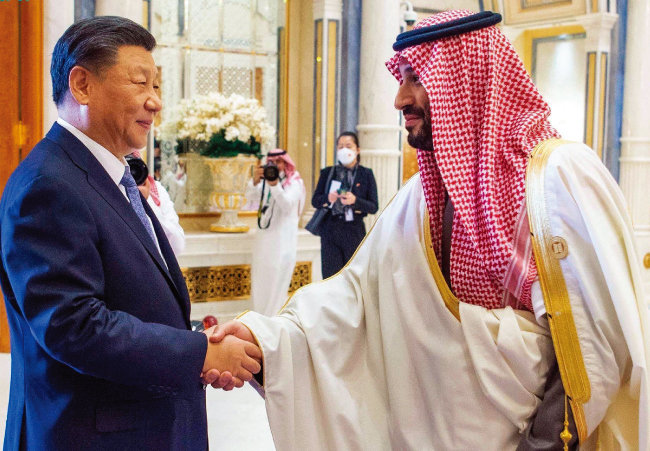 시진핑 중국 국가주석(왼쪽)이 지난해 12월 10일 리야드 왕궁에서 무함마드 사우디 왕세자와 만나 악수하고 있다. [사우디 왕실 제공]