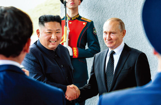 김정은 북한 국무위원장(왼쪽)과 블라디미르 푸틴 러시아 대통령이 2019년 4월 25일 러시아 블라디보스토크 극동연방대에서 정상회담을 하기 전 악수를 나누고 있다. [뉴시스]